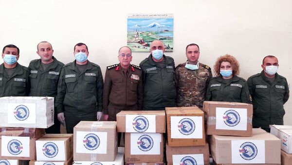 Специалисты Центра гуманитарной миссии Армении в Сирии передал гуманитарную помощь медцентру в Алеппо (12 апреля 2020). Сирия - Sputnik Արմենիա