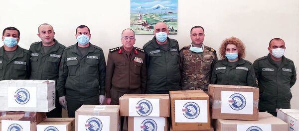 Специалисты Центра гуманитарной миссии Армении в Сирии передал гуманитарную помощь медцентру в Алеппо (12 апреля 2020). Сирия - Sputnik Արմենիա