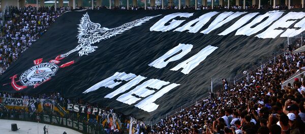 Болельщики ФК Коринтианс с гигантским плакатом  - Sputnik Армения
