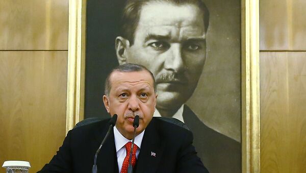 На фоне фотографии Мустафы Ататюрка, президент Турции Реджеп Тайип Эрдоган ведет переговоры во время пресс-конференции перед вылетом на саммит ЕС-Турция (26 марта 2018). Стамбул - Sputnik Армения