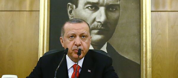 На фоне фотографии Мустафы Ататюрка, президент Турции Реджеп Тайип Эрдоган ведет переговоры во время пресс-конференции перед вылетом на саммит ЕС-Турция (26 марта 2018). Стамбул На фоне фотографии Мустафы Ататюрка, президент Турции Реджеп Тайип Эрдоган ведет переговоры во время пресс-конференции перед вылетом на саммит ЕС-Турция (26 марта 2018). Стамбул - Sputnik Армения
