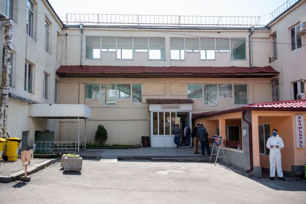 Когда дом лишь снится: директор инфекционки в Ереване раскрыл правду о вирусных буднях Когда дом лишь снится: директор инфекционки в Ереване раскрыл правду о вирусных буднях - Sputnik Армения