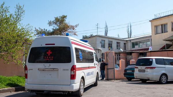 Карета скорой помощи въезжает на территорию инфекционной больницы Норк - Sputnik Армения