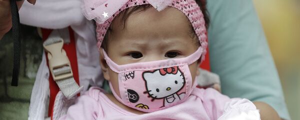 Малышка в защитной маске Hello Kitty в Маниле, Филиппины Малышка в защитной маске Hello Kitty в Маниле, Филиппины - Sputnik Արմենիա