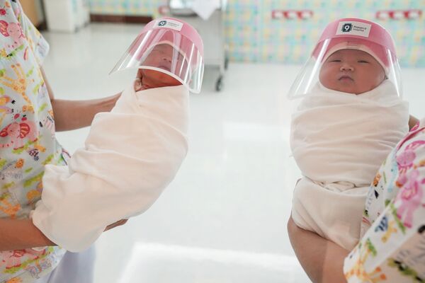 Новорожденные в защитных масках в одной из больниц Бангкока, Таиланд - Sputnik Армения