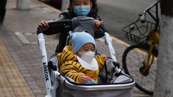 Маленькие дети в защитных масках на одной из улиц Пекина, Китай - Sputnik Армения