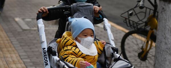 Маленькие дети в защитных масках на одной из улиц Пекина, Китай Маленькие дети в защитных масках на одной из улиц Пекина, Китай - Sputnik Армения