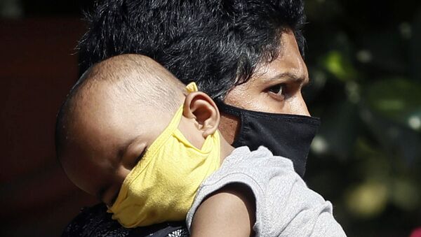 Женщина с ребенком в защитных масках в госпитале Мумбаи, Индия - Sputnik Армения
