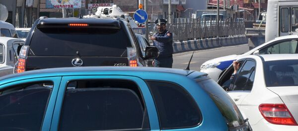 Пробка в Аргаванде из-за акции протеста водителей общественного транспорта (14 апреля 2020). Еревaн - Sputnik Արմենիա