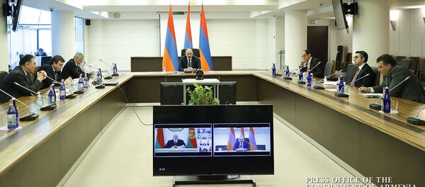 Премьер-министр Никол Пашинян в режиме видеоконференции принял участие в рабочей встрече членов ЕАЭС (14 апреля 2020). Еревaн Премьер-министр Никол Пашинян в режиме видеоконференции принял участие в рабочей встрече членов ЕАЭС (14 апреля 2020). Еревaн - Sputnik Արմենիա