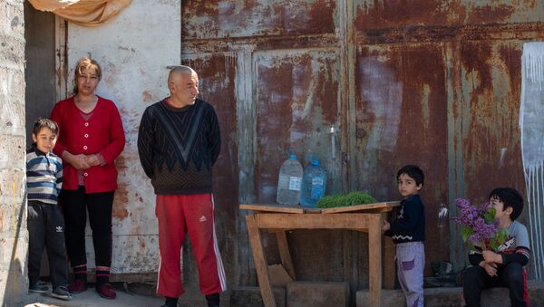 Ованес и Лусине Саркисяны со своими детьми во дворе свого дома (14 апреля 2020). село Джрашен - Sputnik Արմենիա