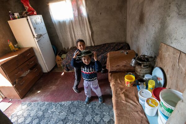 Խանութը միայն հաց է պարտքով տալիս. նախկին զինծառայողի ընտանիքը չգիտի` վաղը կուշտ կքնե՞ն Խանութը միայն հաց է պարտքով տալիս. նախկին զինծառայողի ընտանիքը չգիտի` վաղը կուշտ կքնե՞ն - Sputnik Արմենիա