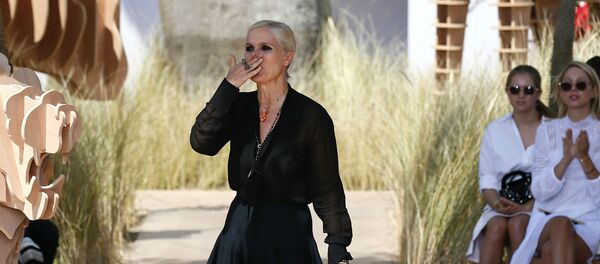 Итальянский модельер Мария Грация Чиури посылает зрителям воздушный поцелуй после презентации коллекции моды Christian Dior Haute Couture F/W 2017/2018 Итальянский модельер Мария Грация Чиури посылает зрителям воздушный поцелуй после презентации коллекции моды Christian Dior Haute Couture F/W 2017/2018 - Sputnik Արմենիա