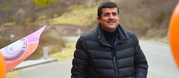 Кандидат в президенты Карабаха Араик Арутюнян во время предвыборной агитации (25 марта 2020). Гадрут Кандидат в президенты Карабаха Араик Арутюнян во время предвыборной агитации (25 марта 2020). Гадрут - Sputnik Արմենիա