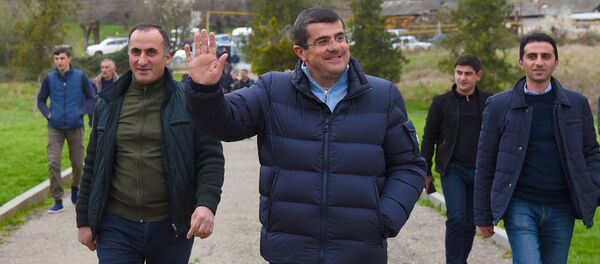 Кандидат в президенты Карабаха Араик Арутюнян во время предвыборной агитации (25 марта 2020). Гадрут Кандидат в президенты Карабаха Араик Арутюнян во время предвыборной агитации (25 марта 2020). Гадрут - Sputnik Արմենիա