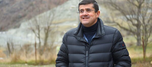Кандидат в президенты Карабаха Араик Арутюнян во время предвыборной агитации (25 марта 2020). Гадрут Кандидат в президенты Карабаха Араик Арутюнян во время предвыборной агитации (25 марта 2020). Гадрут - Sputnik Արմենիա