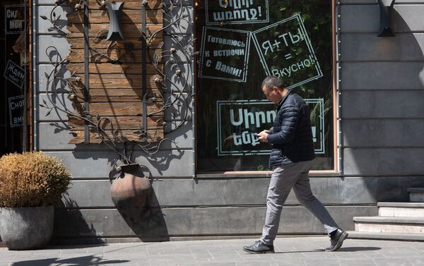 Надписи на витрине одного из ресторанов в Ереване - Sputnik Армения