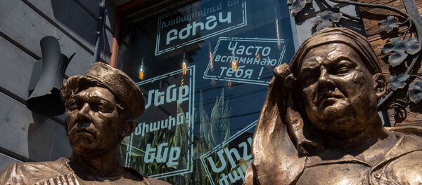Надписи на витрине одного из ресторанов в Ереване Надписи на витрине одного из ресторанов в Ереване - Sputnik Արմենիա