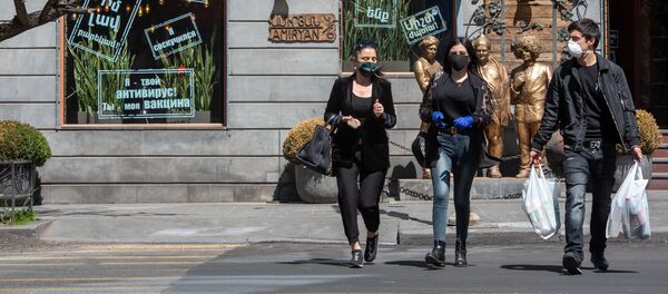 Надписи на витрине одного из ресторанов в Ереване - Sputnik Армения