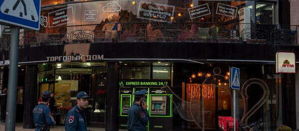 Надписи на витрине одного из ресторанов в Ереване - Sputnik Արմենիա