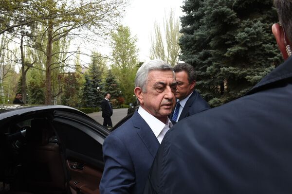 Серж Саргсян прибыл в парламент для участия в слушаниях по апрельской войне - Sputnik Армения