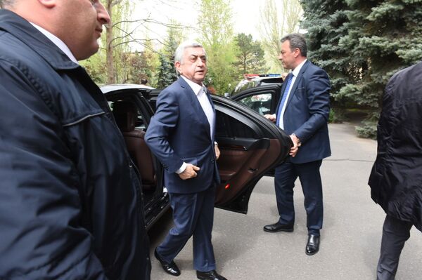 Серж Саргсян прибыл в парламент для участия в слушаниях по апрельской войне - Sputnik Армения