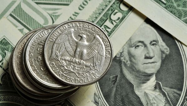 Монеты различного номинала Монетного двора США на фоне банкноты номиналом 1 доллар США. - Sputnik Армения