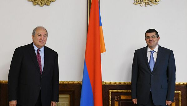 Президент Армении Армен Саркисян провел неформальную встречу с избранным президентом Карабаха Араиком Арутюняном (16 апреля 2020). Еревaн - Sputnik Армения
