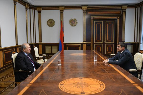 Обсудили отношения с Ереваном: Армен Саркисян встретился с новым главой Карабаха - Sputnik Армения
