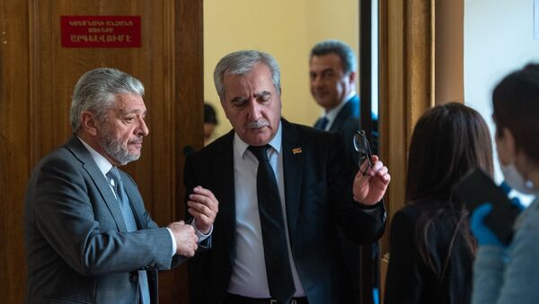 Андраник Кочарян (справа) на заседании Национального собрания (16 апреля 2020). Еревaн - Sputnik Армения