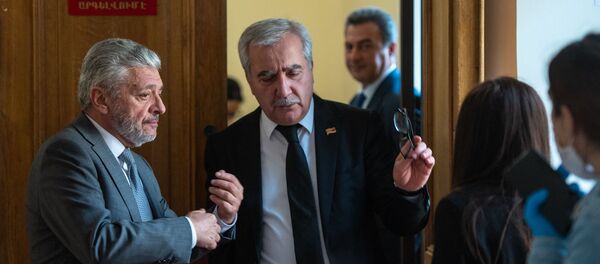 Андраник Кочарян (справа) на заседании Национального собрания (16 апреля 2020). Еревaн - Sputnik Արմենիա