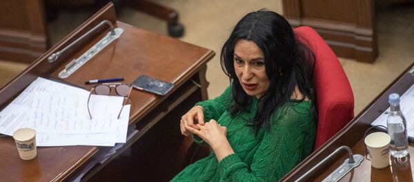 Депутат фракции Процветающая Армения Наира Зограбян на заседании Национального собрания (16 апреля 2020). Еревaн Депутат фракции Процветающая Армения Наира Зограбян на заседании Национального собрания (16 апреля 2020). Еревaн - Sputnik Արմենիա