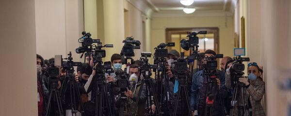 Пресса в защитных масках на заседании Национального собрания (16 апреля 2020). Еревaн - Sputnik Արմենիա
