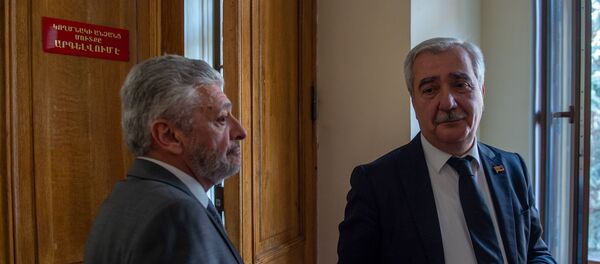 Андраник Кочарян (справа) на заседании Национального собрания (16 апреля 2020). Еревaн - Sputnik Արմենիա