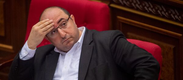 Депутат фракции Мой шаг Артак Манукян на заседании Национального собрания (16 апреля 2020). Еревaн - Sputnik Արմենիա