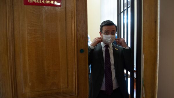 Депутат фракции Елк Геворк Горгисян в защитной маске на заседании Национального собрания (16 апреля 2020). Еревaн - Sputnik Արմենիա