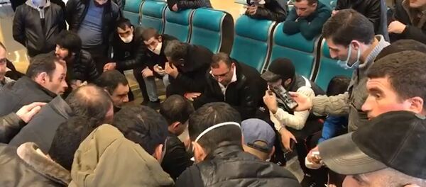 Граждане Армении собрались в московском аэропорту Домодедово в надежде на вылет домой - Sputnik Армения