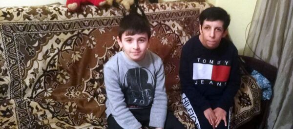 24-летняя Анаит Хачатрян с братом, 10-летним Акопом - Sputnik Արմենիա