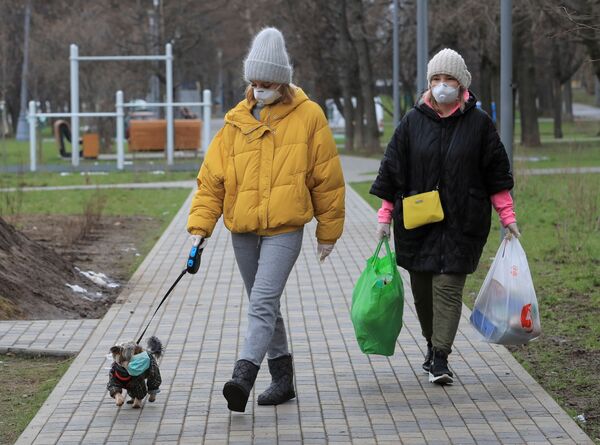 Девушки с собакой в маске в Москве - Sputnik Армения