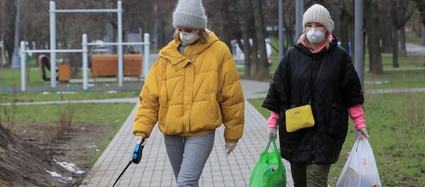 Девушки с собакой в маске в Москве - Sputnik Արմենիա