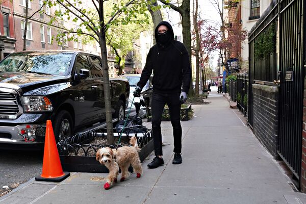 Мужчина в маске с собакой в Нью-Йорке - Sputnik Армения