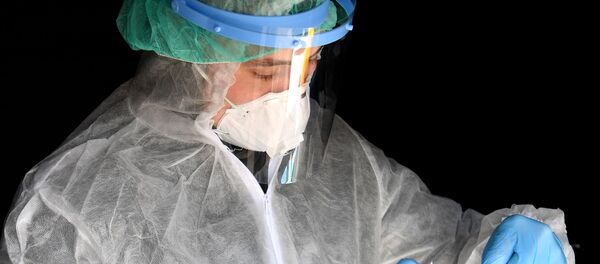 Сотрудник клиники проверяет биоматериал пациентов на наличие коронавируса - Sputnik Արմենիա