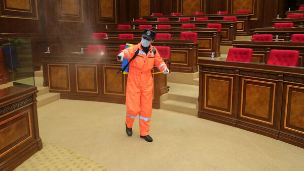 Очередная дезинфекция в зале Национального собрания Армении (18 апреля 2020). Еревaн - Sputnik Արմենիա