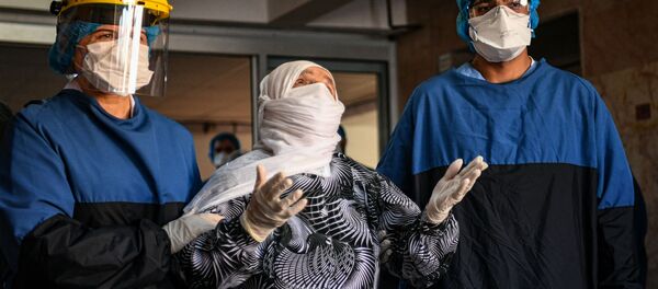 Медперсонал турецкой больницы приветствует 93-летнюю пациентку, вылечившуюся от коронавируса (10 апреля 2020). Стамбул Медперсонал турецкой больницы приветствует 93-летнюю пациентку, вылечившуюся от коронавируса (10 апреля 2020). Стамбул - Sputnik Արմենիա