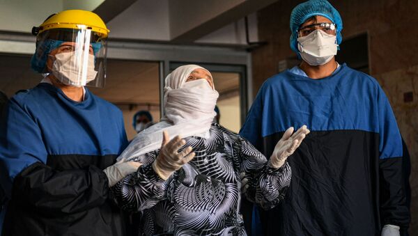 Медперсонал турецкой больницы приветствует 93-летнюю пациентку, вылечившуюся от коронавируса (10 апреля 2020). Стамбул - Sputnik Армения