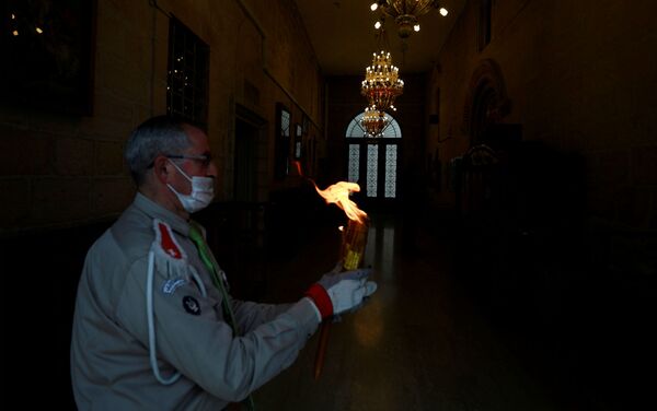 Պաղեստինցու ձեռքին մոմ է, որը վառել Բարեբեր կրակից - Sputnik Արմենիա