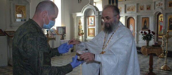 Наставник храма Пресвятой Богородицы протоиерей Арсений проводит службу в канакерском православном храме (18 апреля 2020). Еревaн Наставник храма Пресвятой Богородицы протоиерей Арсений проводит службу в канакерском православном храме (18 апреля 2020). Еревaн - Sputnik Армения