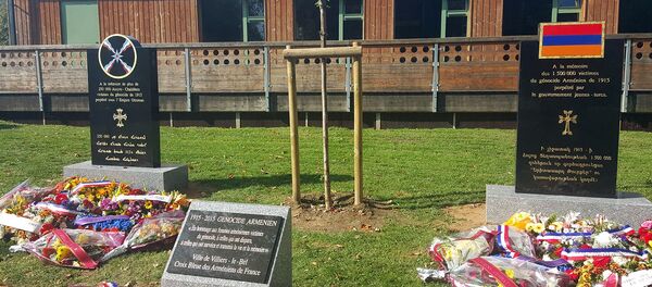 Памятная стела в муниципалитете Вилье-ле-Бель (Франция), посвященная Геноциду ассирийцев и армян - Sputnik Արմենիա