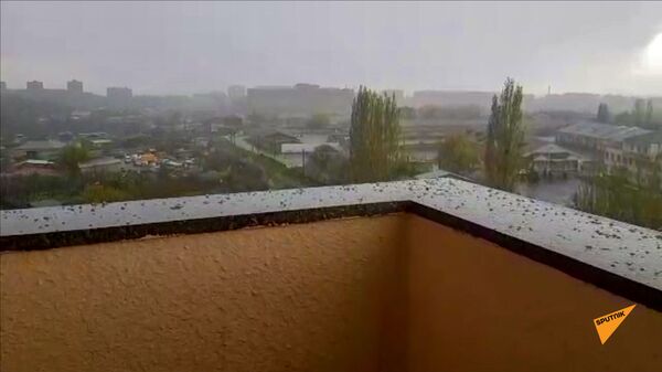 Юзеры недовольны шутками Суреняна: В Ереване пошел сильный дождь и град - видео Юзеры недовольны шутками Суреняна: В Ереване пошел сильный дождь и град - видео - Sputnik Армения