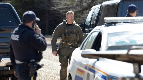 Офицеры RCMP стоят на Портапик Бич Роуд после того, как Габриэль Вортман, подозреваемый в стрельбе, был взят под стражу (19 апреля 2020). Новая Шотландия, Канада - Sputnik Армения